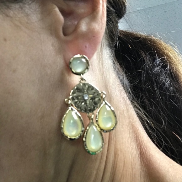 NWT AVON Summer Shimmer Teardrop Earrings - Picture 3 of 8